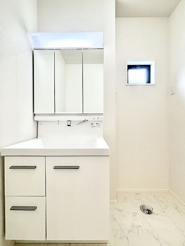 大きく見やすい三面鏡で清潔感ある洗面台は、身だしなみチェックや肌のお手入れにおすすめです。