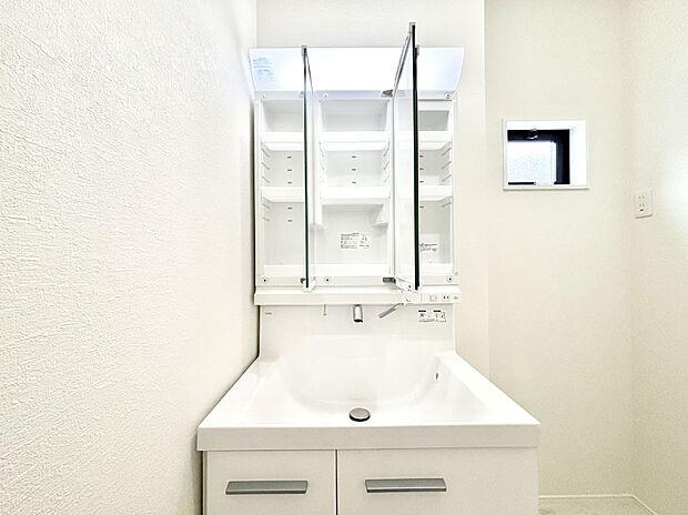 三面鏡の裏に、化粧品や衛生用品などを収納可能。洗面台をすっきりと保ちます!