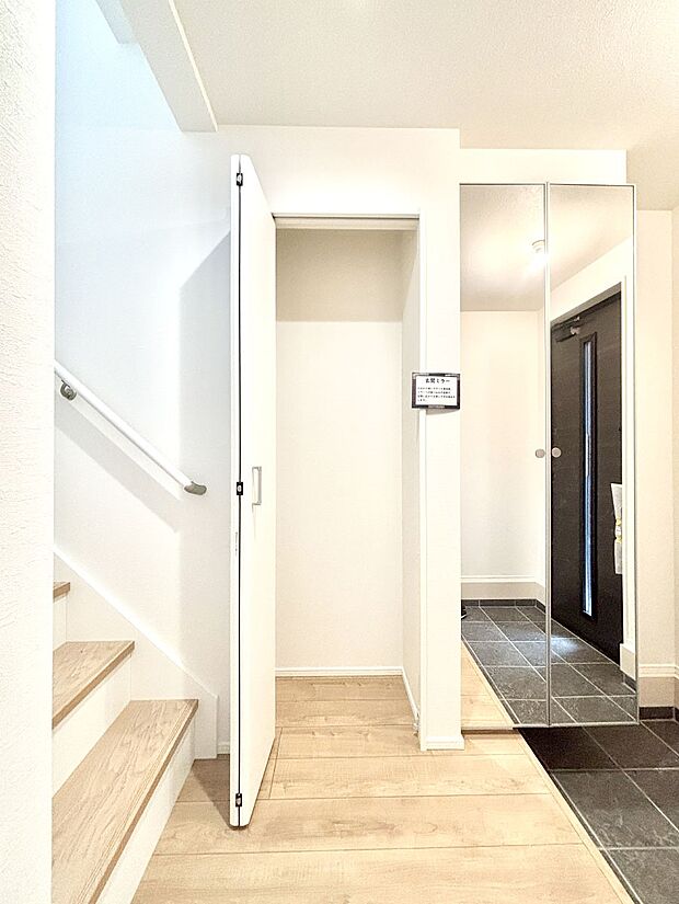 玄関ホール収納です。掃除道具やお出かけ用グッズの収納に便利です。