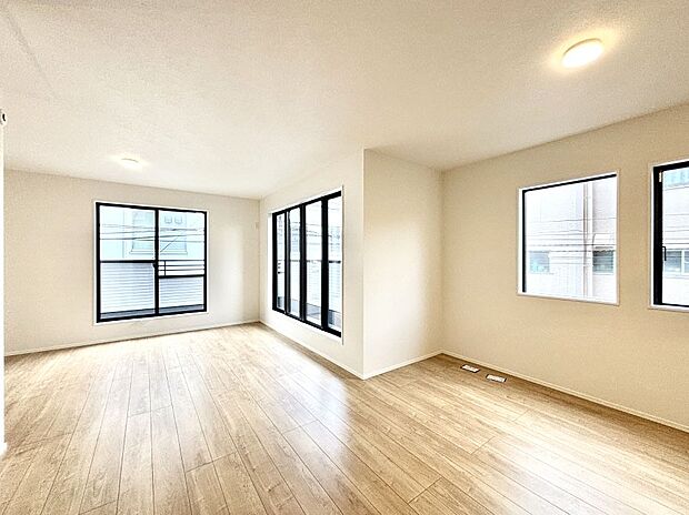 明るい2階リビング!外からの視線をシャットアウトして家族のプライバシーを守ります。