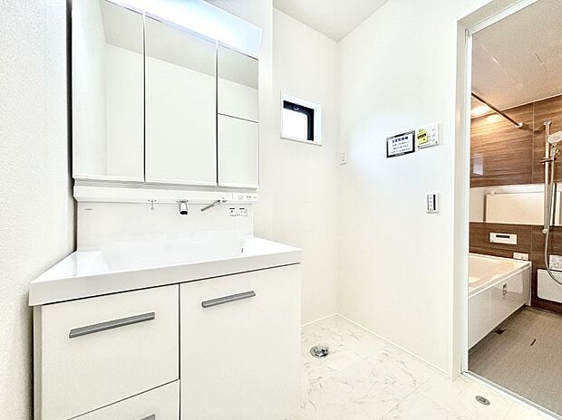 清潔感のある快適空間です。毎日の身支度も気持ち良くお使い頂けます。