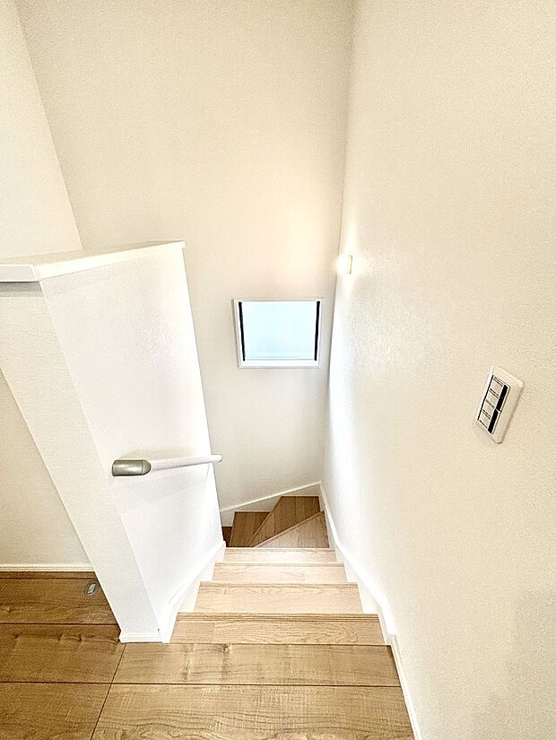 安全性を考慮し階段には手すりを設置しています