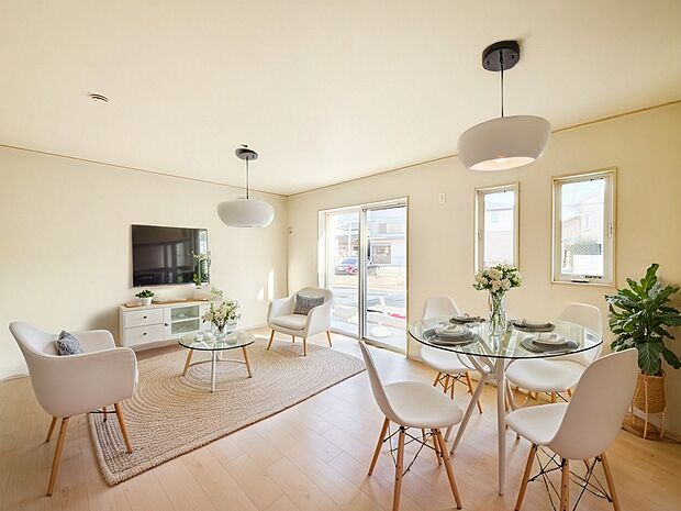 家族の和やかな会話が聞こえてきそう。開放感のあるリビングです。 ※家具はCGです