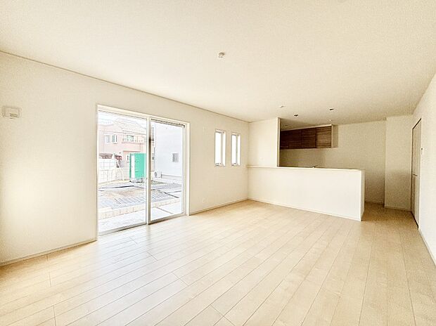 自然光が取り込まれ、家族団らんの場所を明るく演出