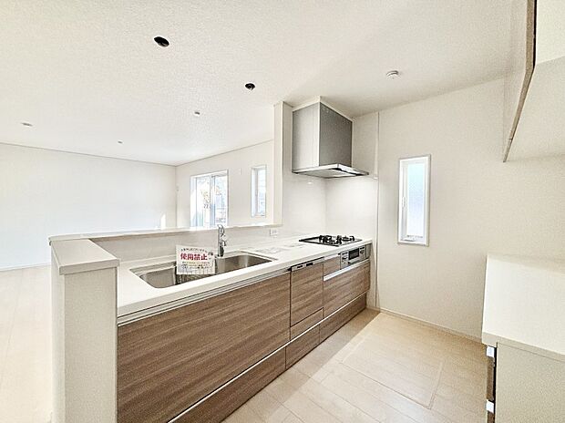 リビングを見渡せる人気のカウンターキッチン。 家族を見守りながら家事をすることができます。