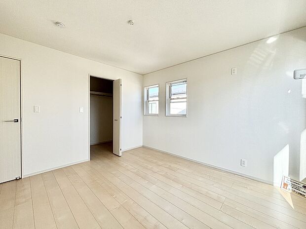 ウォークインクローゼットがあるお部屋。季節ごとの入れ替えも不要で便利です!