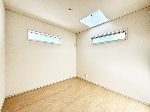 トップライトのある洋室。自然の光を取り入れて、日中のほとんどを明るく過ごせます。