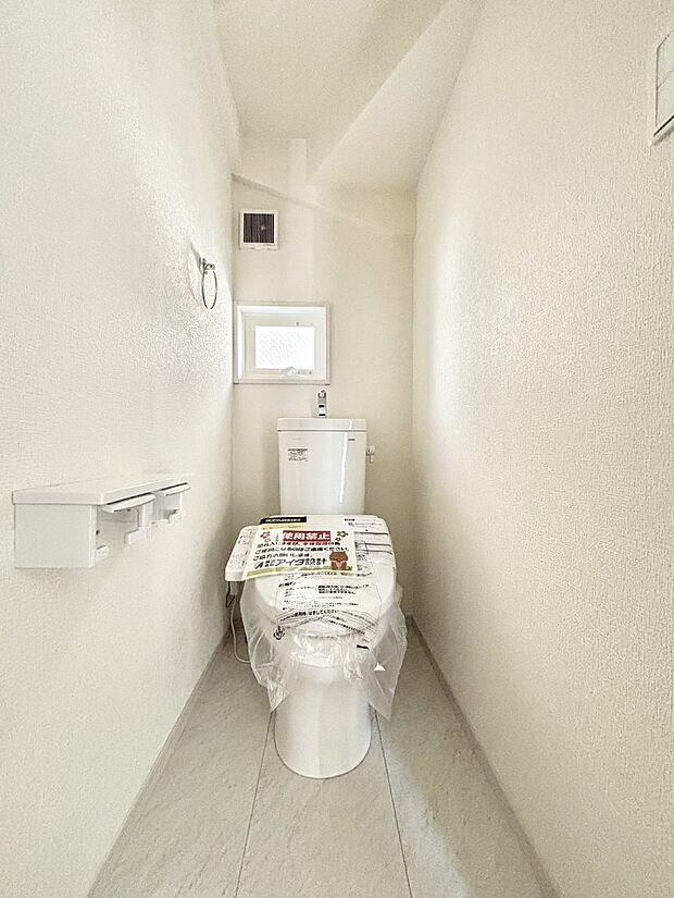 換気用小窓があり、明るく清潔な空間です。