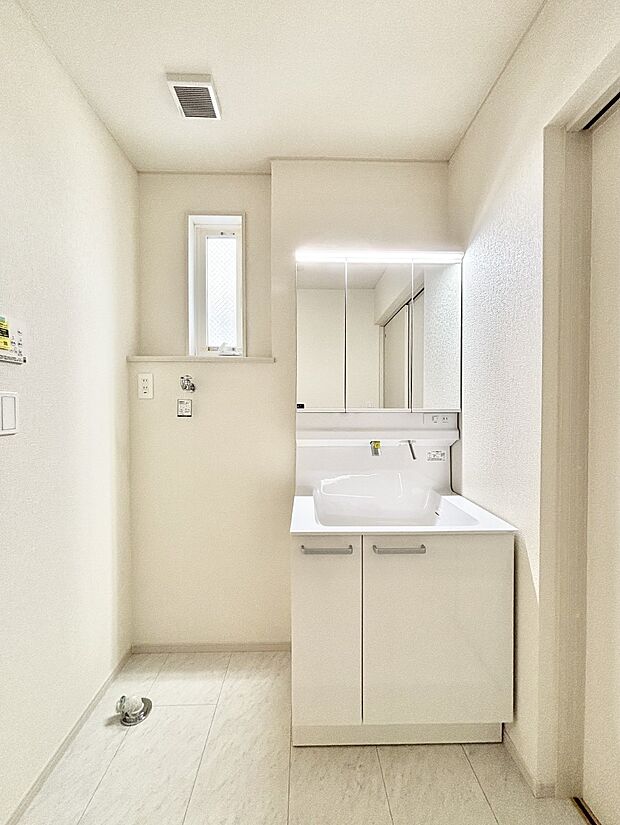 大きく見やすい三面鏡で清潔感ある洗面台は、身だしなみチェックや肌のお手入れにおすすめです。