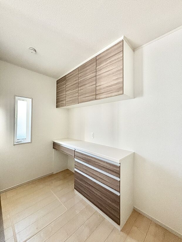 備え付けのカップボードが壁付けされていますので転倒などの心配がいりません。