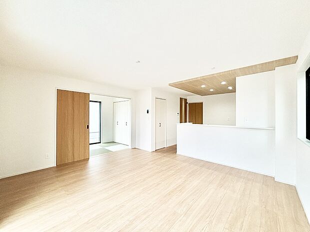 隣接の和室を開放すればさらに広々空間に  