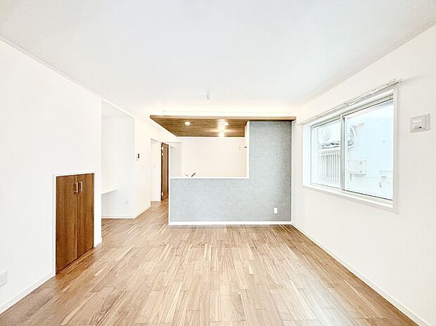 明るい陽光が注ぎ、寛ぎの雰囲気に満たされるリビング・ダイニング。