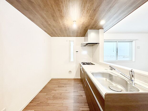 爽やかな風が通り抜けるキッチン。窓があるので明るく換気にも役立ちます。