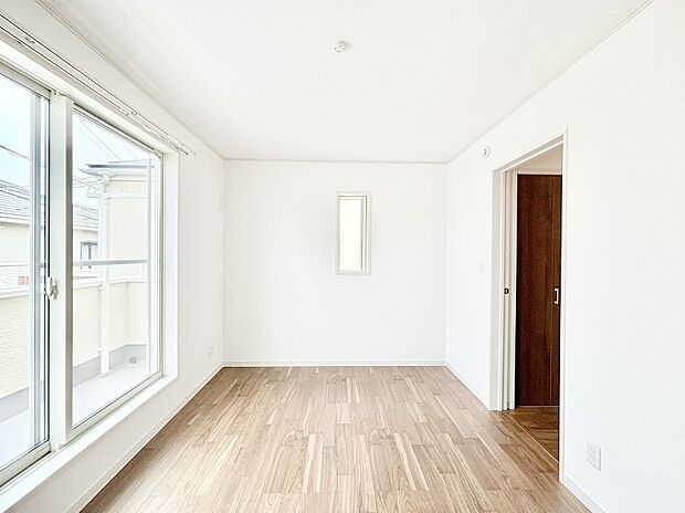 明るいバルコニーサイドに洋室を設置。目覚めの良い寝室に。