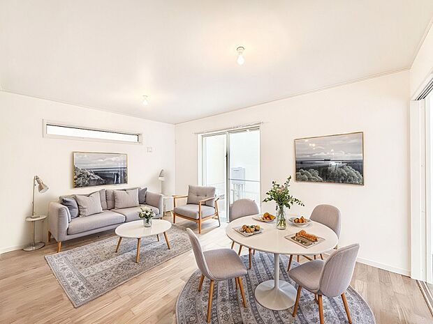 ご家族の賑やかな話し声で包まれる明るいリビング ※家具はCGです