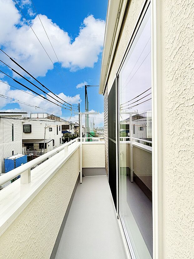 ゆったりバルコニーだから沢山お洗濯ものを干せます。