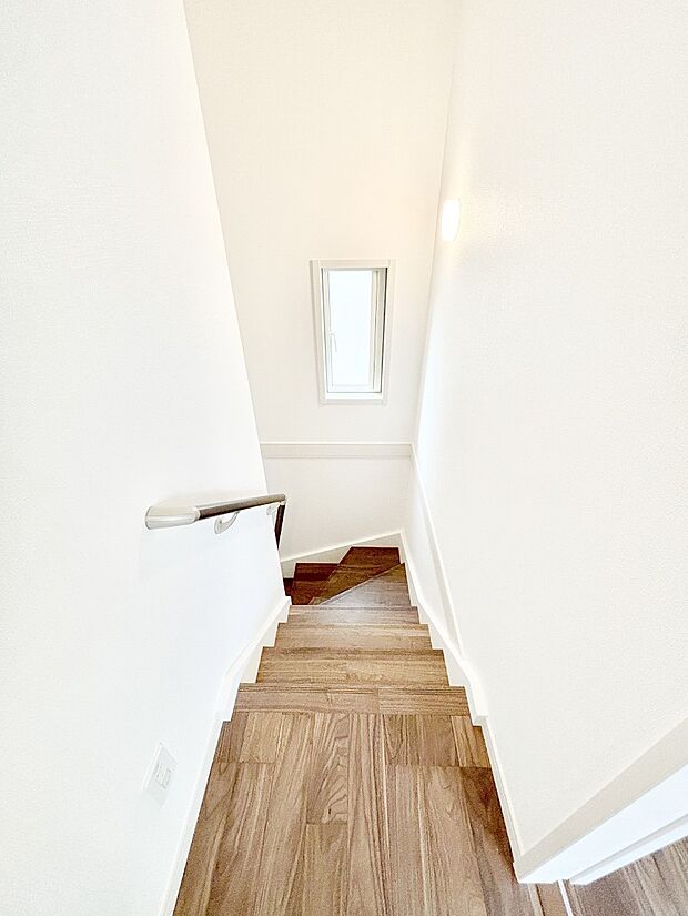 安全性を考慮し階段には手すりを設置しています