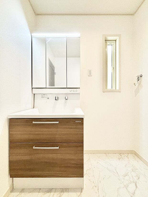 大きく見やすい三面鏡で清潔感ある洗面台は、身だしなみチェックや肌のお手入れにおすすめです。 