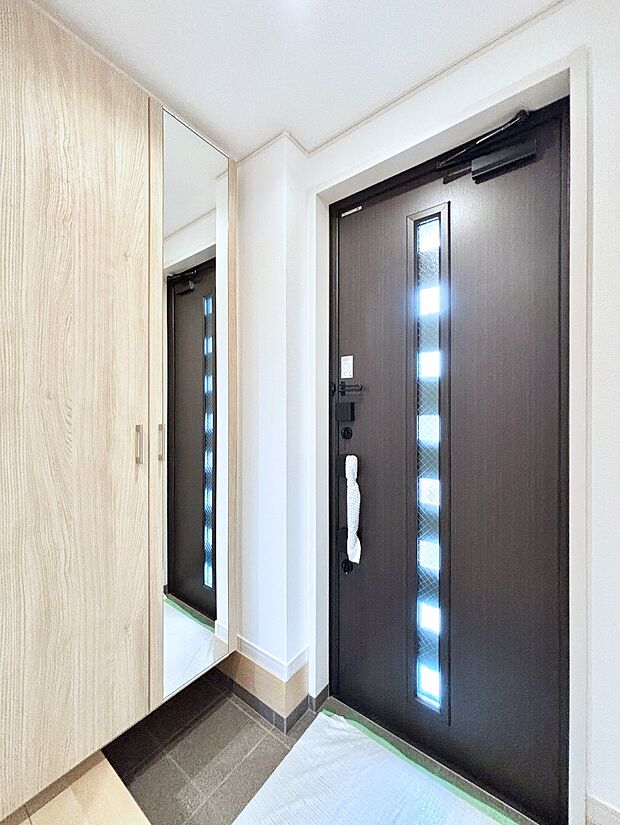 ミラー付きシューズボックスはお出かけ前の身だしなみチェックに便利