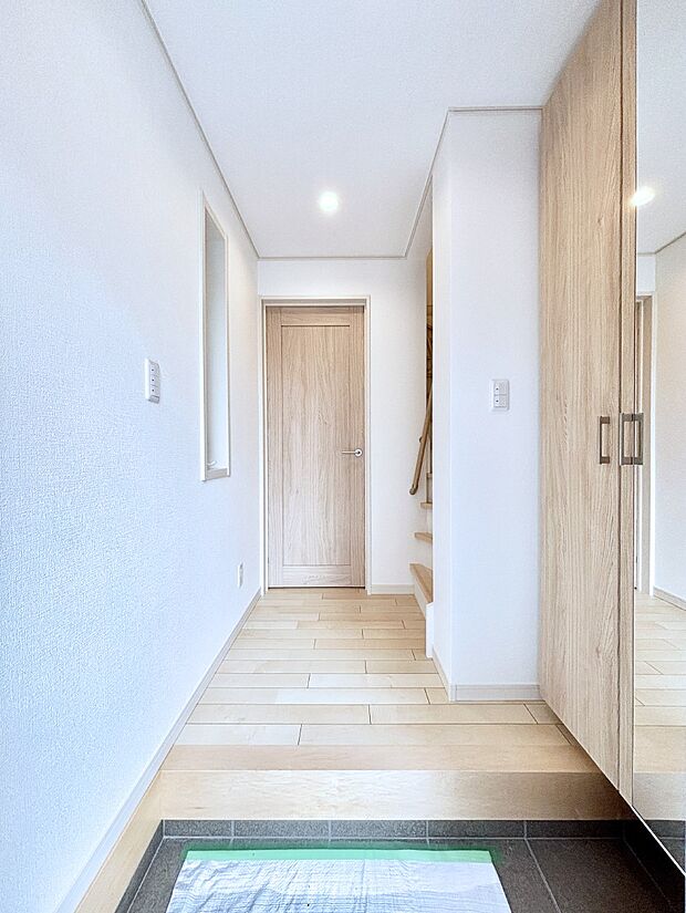 明るい玄関はお客様をお出迎えするのにぴったりです！ 