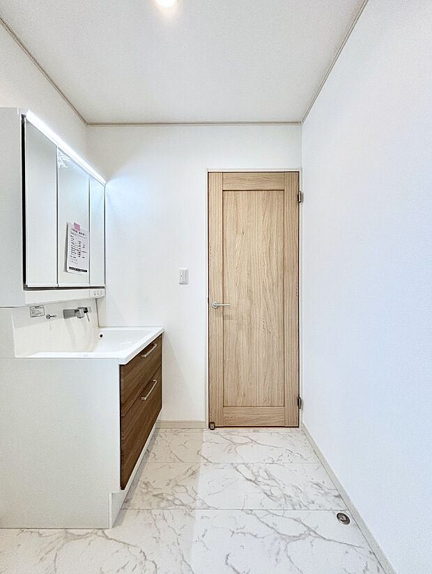 小窓がついているので湿気の多い場所でも換気が十分行えます。毎日の身支度を気持ち良く！