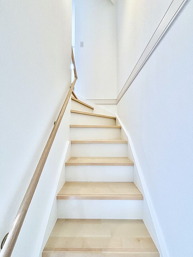 階段は手すり付きなので小さなお子さまやご高齢の方も安心です