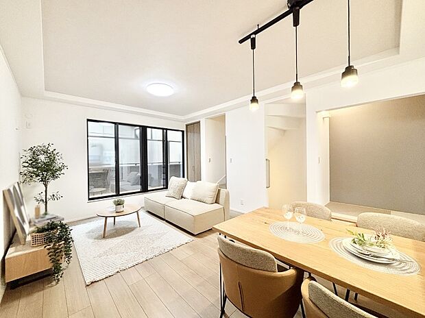 ナチュラルテイストの優しく柔らかい色使いのフローリングが素敵なリビングですね。