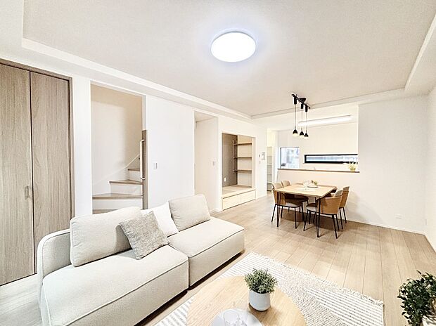 タタミスペース・リビングイン階段を採用したLDK。ご家族の会話が増えそうですね