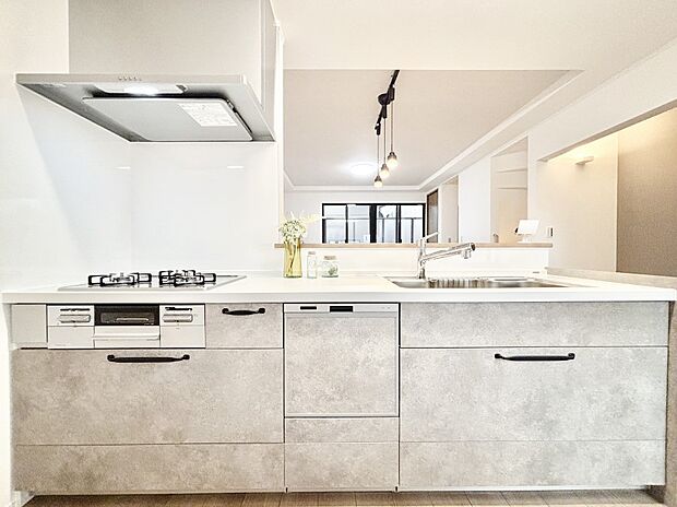 リビングで遊ぶお子様を見守りながらお料理ができる対面キッチン。