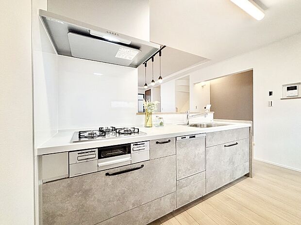 カウンター越しに楽しいおしゃべり。いつものお料理がもっと美味しくなりそうですね。