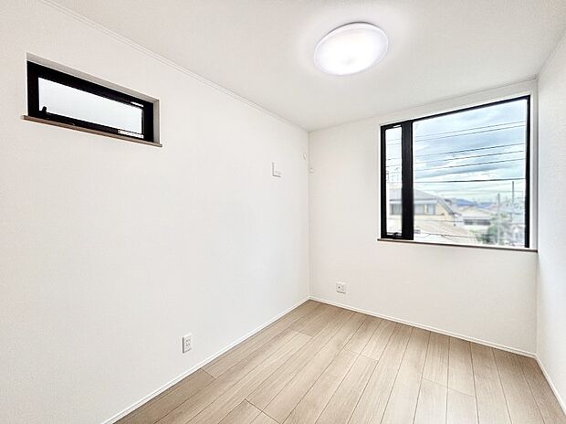 2面採光で気持ちよく自然光が取り入れられるのでお子様のお部屋にもピッタリ