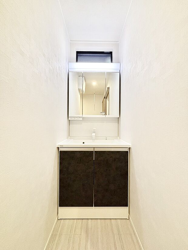 スタイリングに便利な三面鏡、ミラーキャビネットで細かい物スッキリ