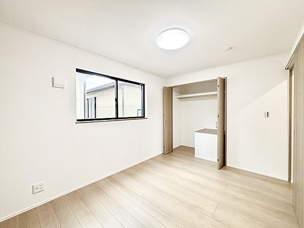 やさしい光がさしこむ居室はしっかり収納付き