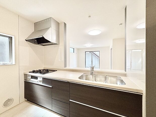 爽やかな風が通り抜けるキッチン。窓があるので明るく換気にも役立ちます。  