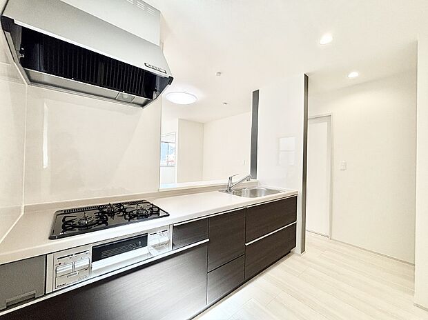 料理をしながらでもご家族との会話を楽しめる対面キッチン  