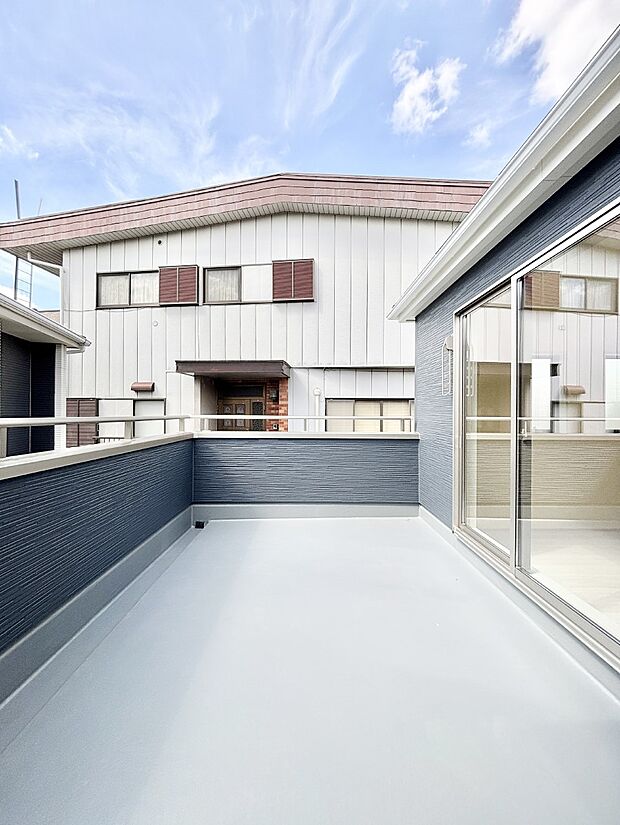 ゆったりバルコニーだから沢山お洗濯ものを干せます。  