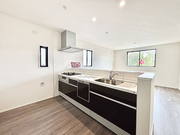 爽やかな風が通り抜けるキッチン。窓があるので明るく換気にも役立ちます。  