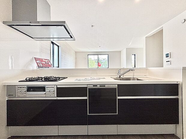 カウンター越しに楽しいおしゃべり。いつものお料理がもっと美味しくなりそうですね。 