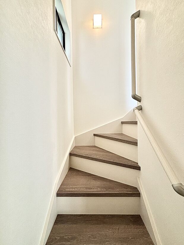 安全性を考慮し階段には手すりを設置しています