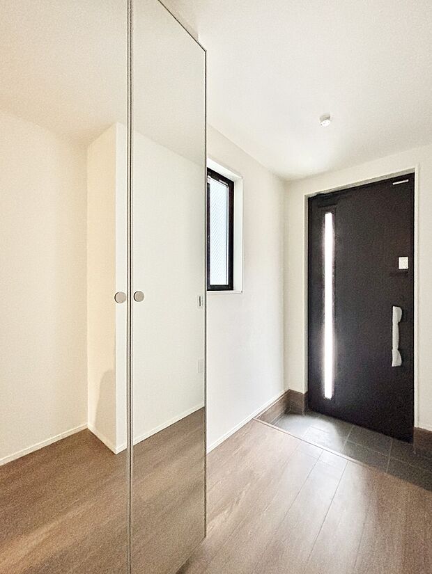 ミラー付きシューズボックスはお出かけ前の身だしなみチェックに便利