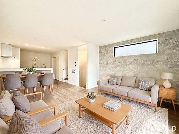 ご家族の賑やかな話し声で包まれる明るいリビング  ※家具はCGです