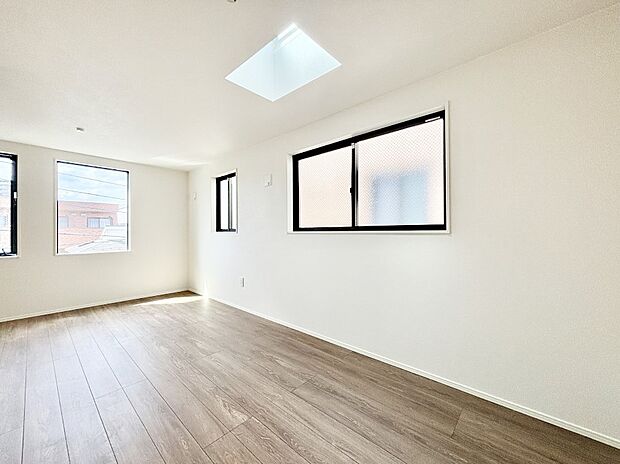 トップライトのある洋室。自然の光を取り入れて明るく過ごせます。  