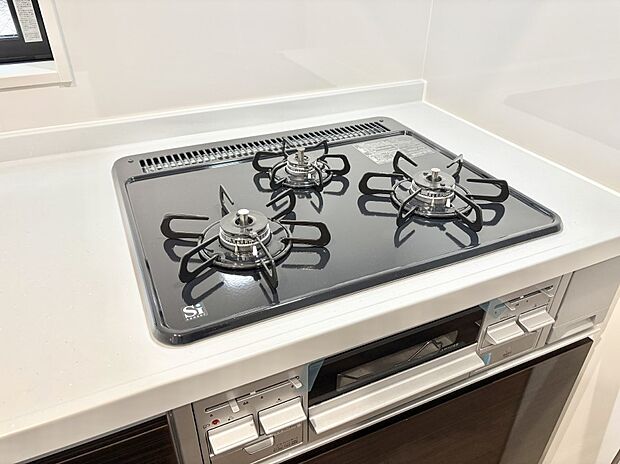 ガスコンロはＳｉセンサー搭載。火力調節や焦げ付き・消し忘れも防いでくれます。