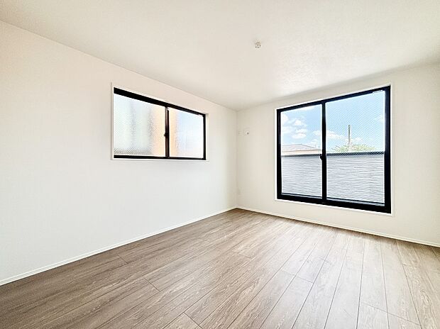 明るいバルコニーサイドに洋室を設置。目覚めの良い寝室に。 