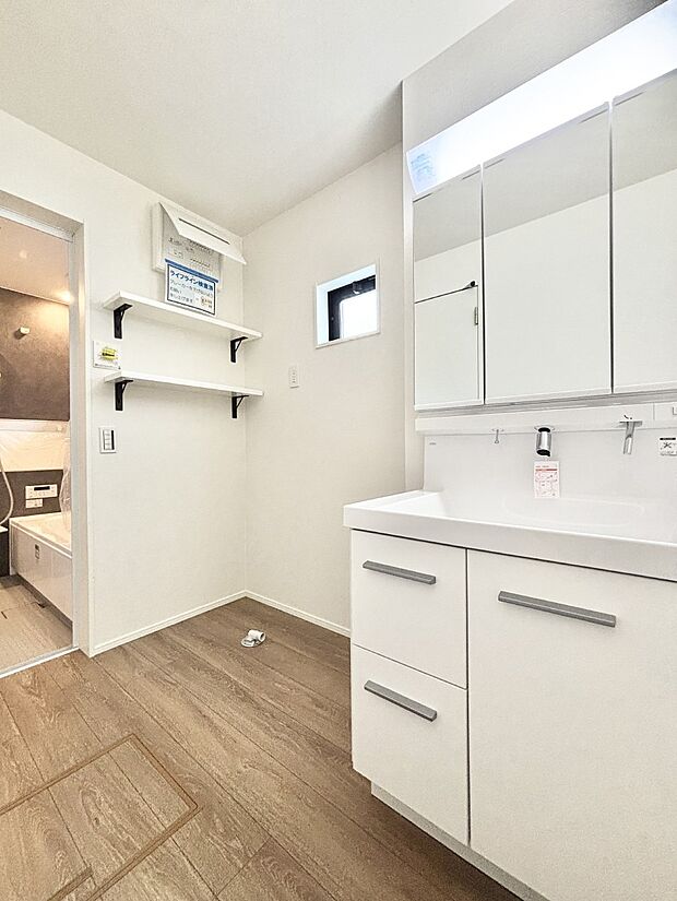 小窓がついているので湿気の多い場所でも換気が十分行えます。毎日の身支度を気持ち良く！