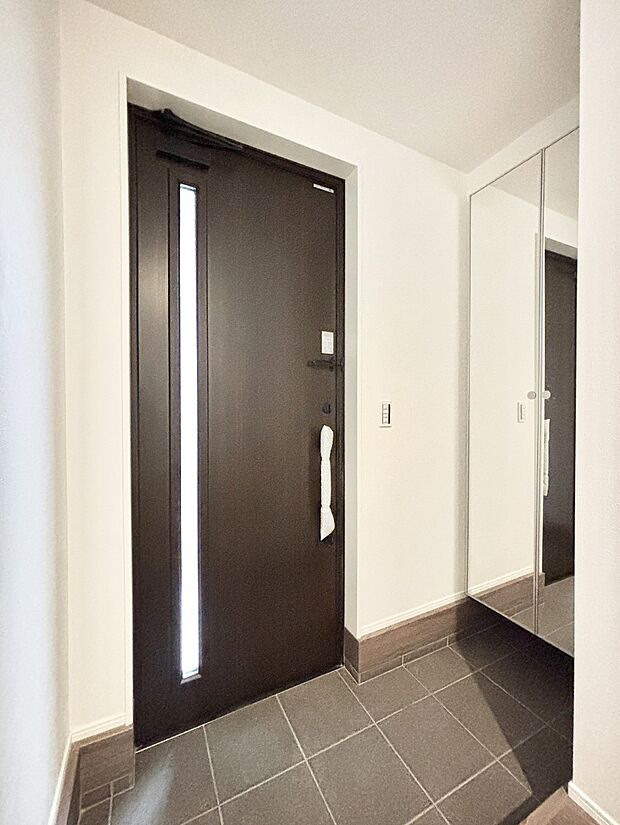 ガラススリットの入った玄関ドアが室内に光を届けてくれます