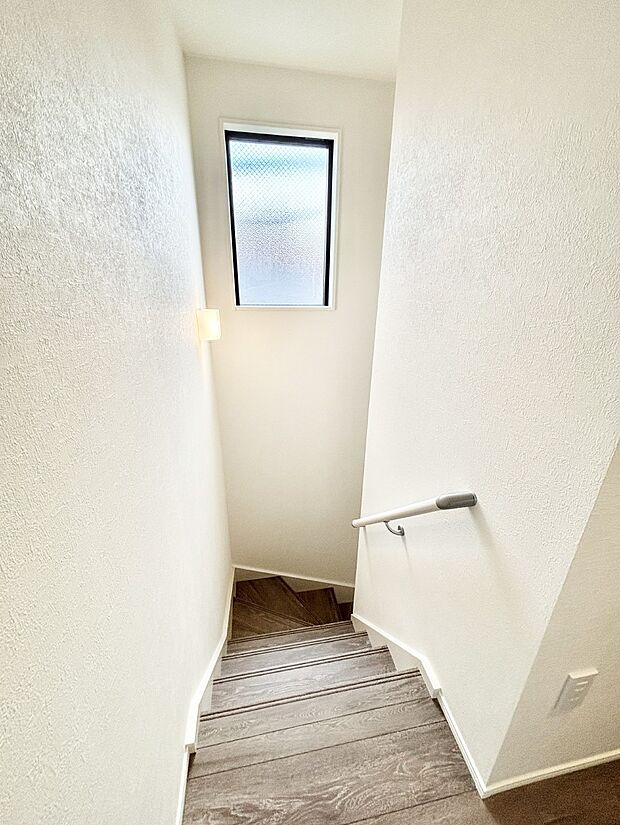 安全性を考慮し階段には手すりを設置しています