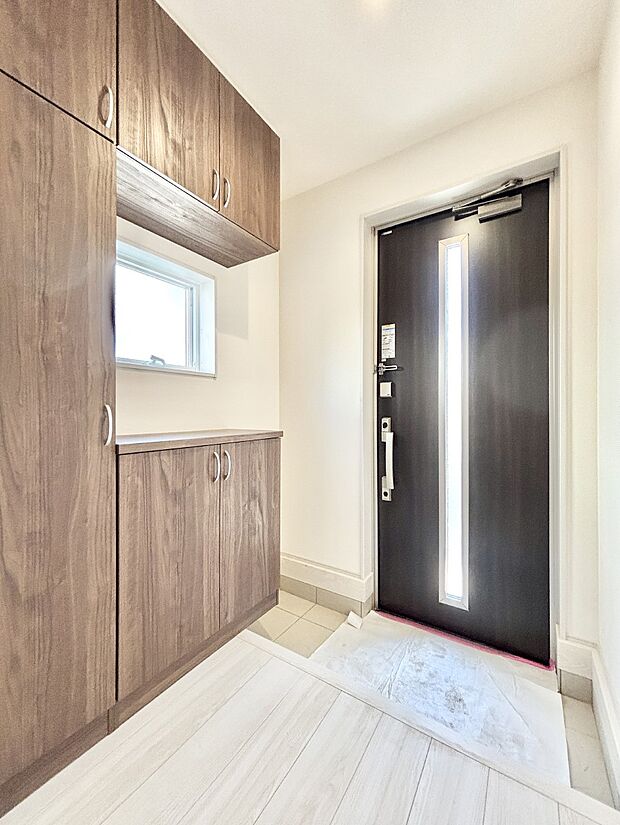 明るい玄関はお客様をお出迎えするのにぴったりです！   