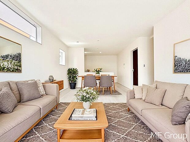 ご家族の賑やかな話し声で包まれる明るいリビング  ※家具はCGです  