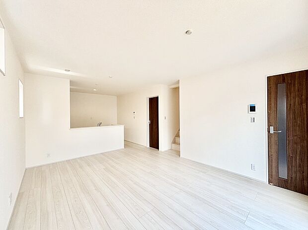 明るい陽光が注ぎ、寛ぎの雰囲気に満たされるリビング・ダイニング。